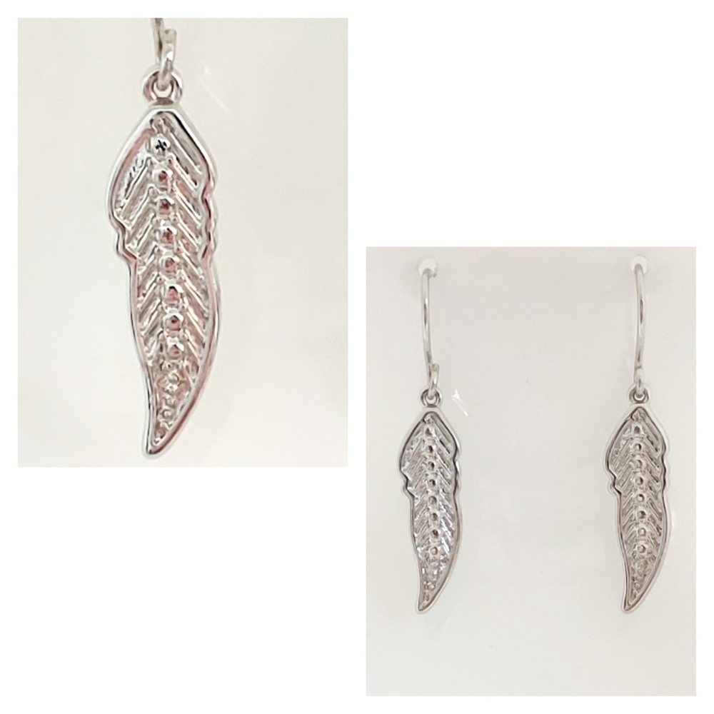 NWOT Embossed Feather earrings